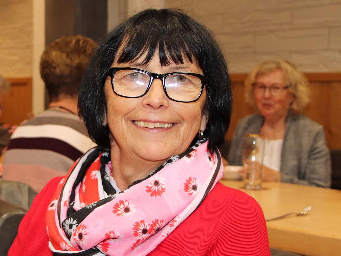 Viktoria Mayer (72) ist glücklich, da sie als Sammlerin der Caritas ein gutes Werk tun kann. (Foto: Karin Pill / Caritas Augsburg)