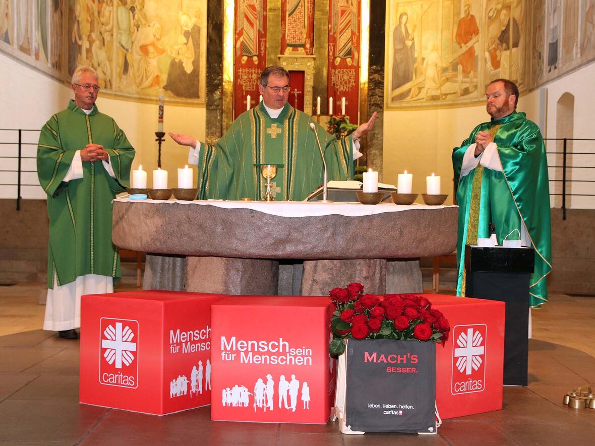 Gemeinsam mit Diözesan-Caritasdirektor Domkapitular Dr. Andreas Magg (Mitte) feierten der Memminger Dekan Ludwig Waldmüller (r.) und Diakon Roland Pressl (l.) den Eröffnungsgottesdienst für die Caritas-Herbstspendenaktion in der Memminger Stadtpfarrkirche St. Josef. (Foto: Caritas Augsburg/Bernhard Gattner)
