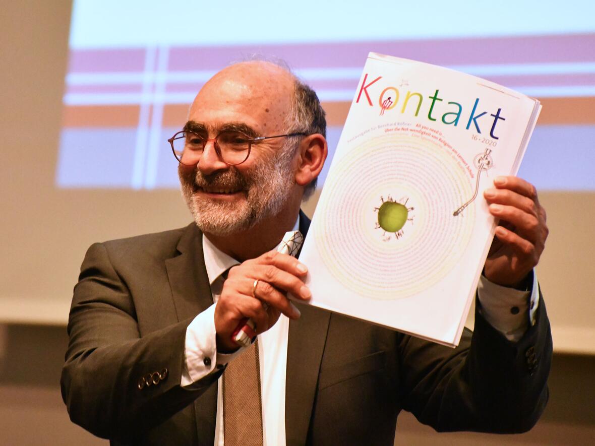 Bernhard Rößner mit einer Sonderausgabe des Heftes "Kontakt", die als Abschiedsgeschenk für ihn entstanden ist