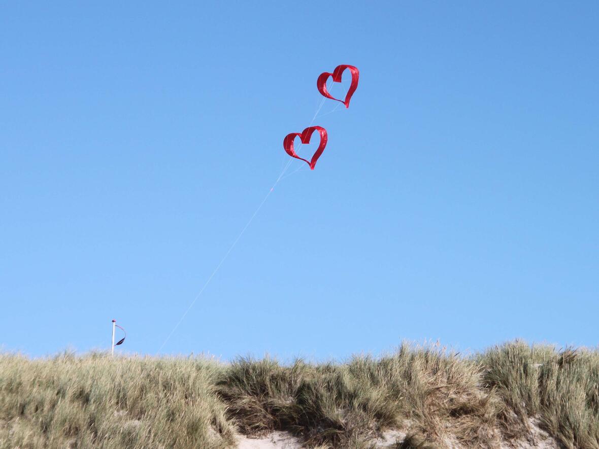 Fliegende Herzen (Bildquelle: gritti_cc0-gemeinfrei_pixabay_pfarrbriefservice)