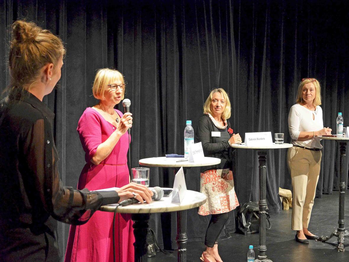 Auf dem Podium diskutierten: Lea Thies (Moderation), Dr. Evi Thomma-Schleipfer, Gabriele Wunderle, Doris Rauscher (MdL) (Foto: Elisabeth Böswald-Rid / Frauenbund)