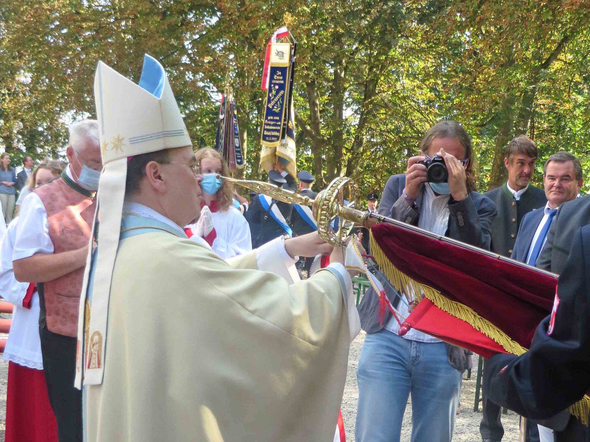 500 Jahre Maria Beinberg_Bischof überreicht Fahnenbänder (Foto Viktoria Zäch_pba)