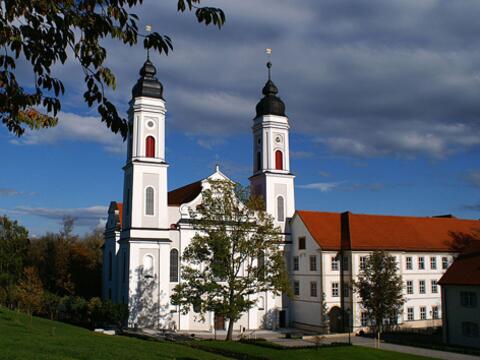 das-ehemalige-benediktinerkloster-irsee-bei-kaufbeuren-foto-wikimedia-commons3826660
