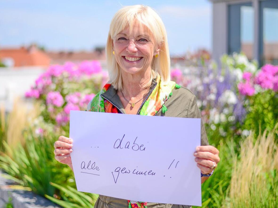 sozialministerin-carolina-trautner-mit-ihrem-beitrag-zur-foto-challenge-ehrenamtweil-foto-stmas3825033