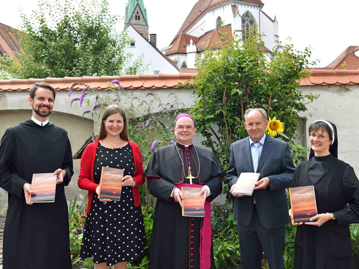 Bei der Übergabe des Buchs (v.l.n.r.): P. Johannes Feierabend OSB, Herausgeberin Carolin Völk, Bischof Dr. Bertram Meier, Verleger Josef Fink und Sr. Dr. Theresia Wittemann OSF (Foto: Nicolas Schnall / pba)