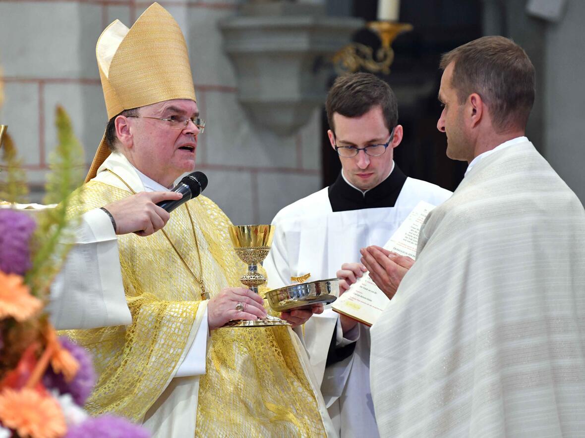 bischof-bertram-bei-der-priesterweihe-2020-im-hohen-dom-zu-augsburg-foto-nicolas-schnall-pba3802406