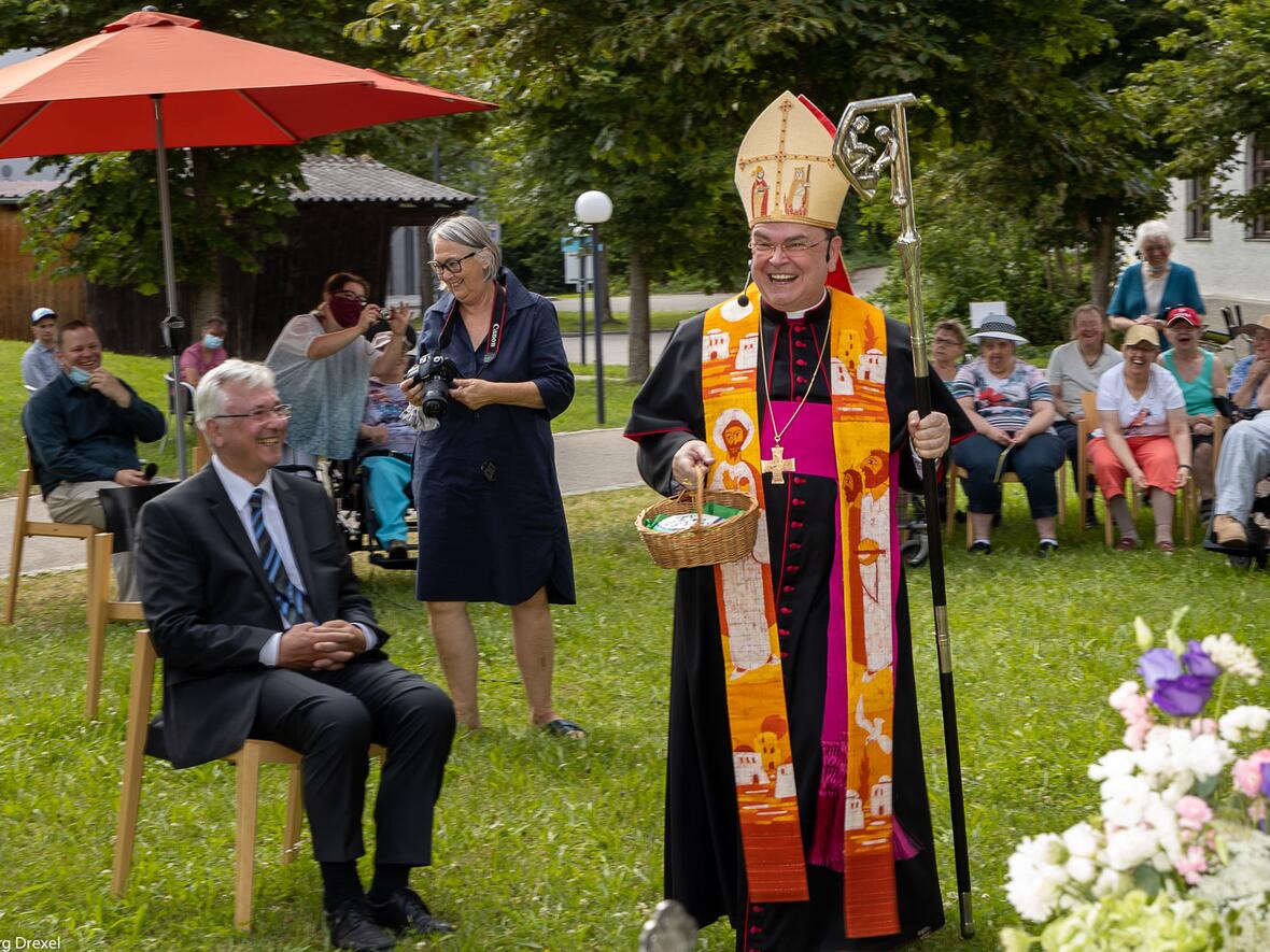 bischof-bertram-besucht-ursberg3801965
