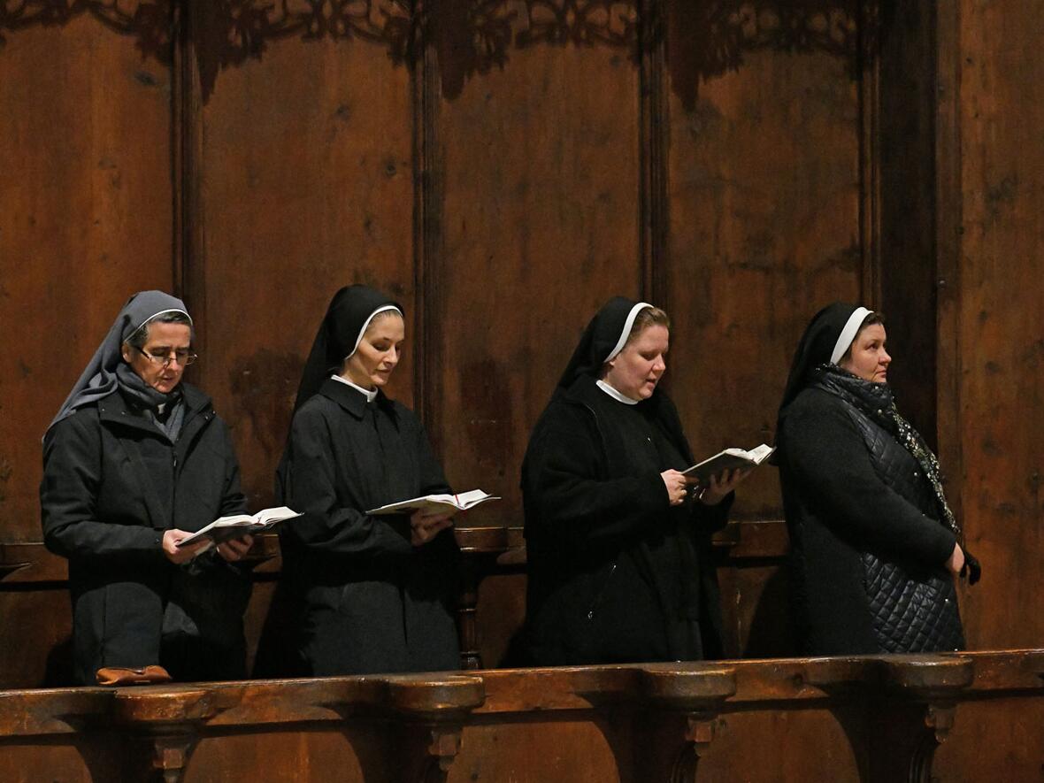 ordensfrauen-im-augsburger-dom-symbolfoto-julian-schmidt-pba3799473