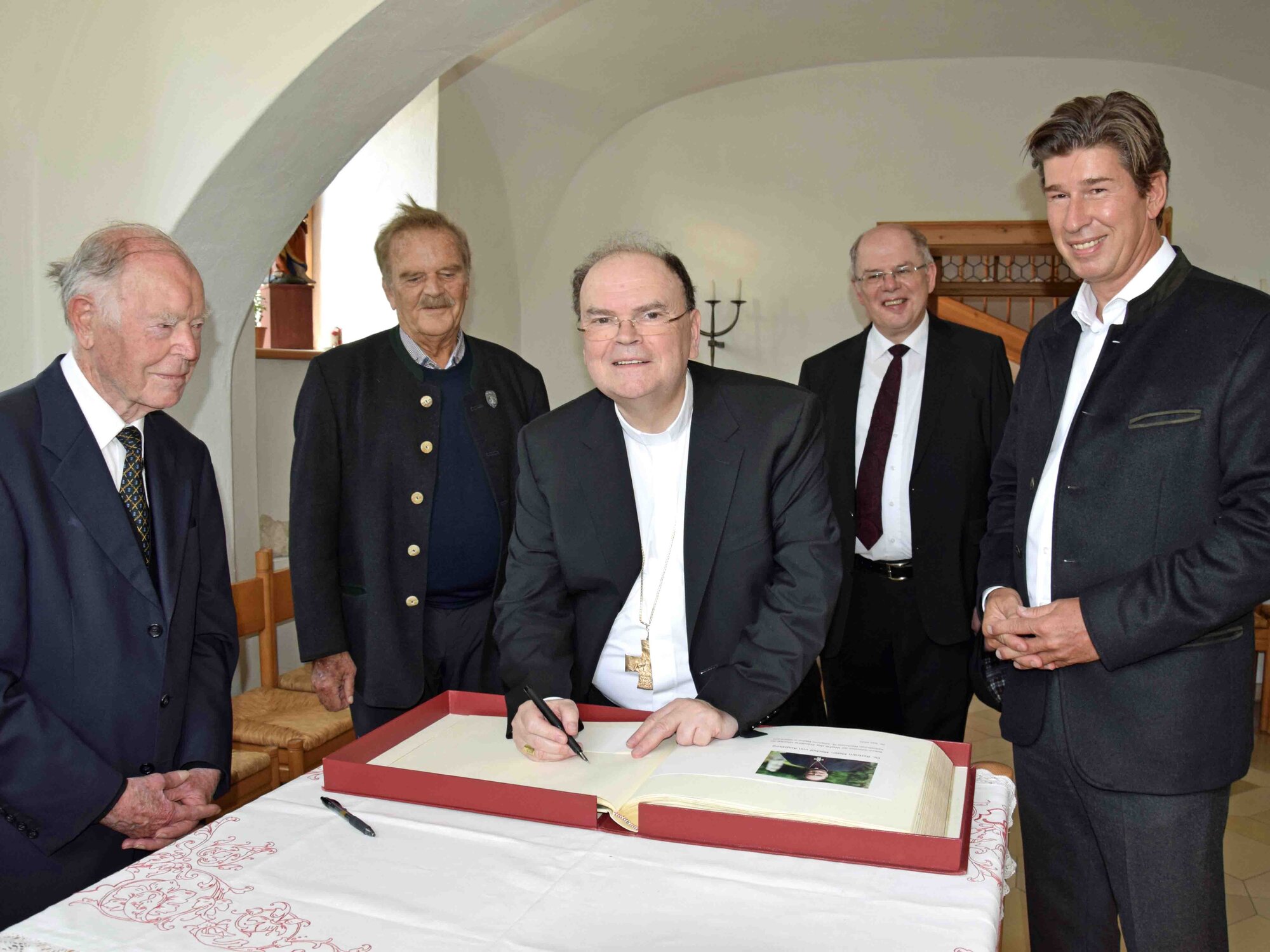 Bischof Dr. Bertram Meier im Pfarrhaus bei seinem Eintrag ins Goldene Buch des Marktes Oberstdorf (Foto Verspohl-Nitsche_pdsf) web