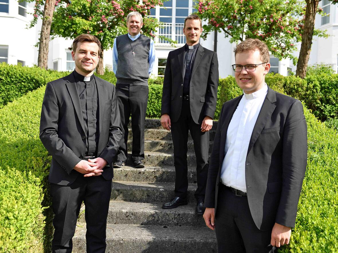 Am 28. Juni werden sie zu Priestern geweiht (v.links): Richard Hörmann, Bruder Michael Sommer, Marco Leonhart und Ludwig Bolkart. (Foto: Nicolas Schnall / pba) 