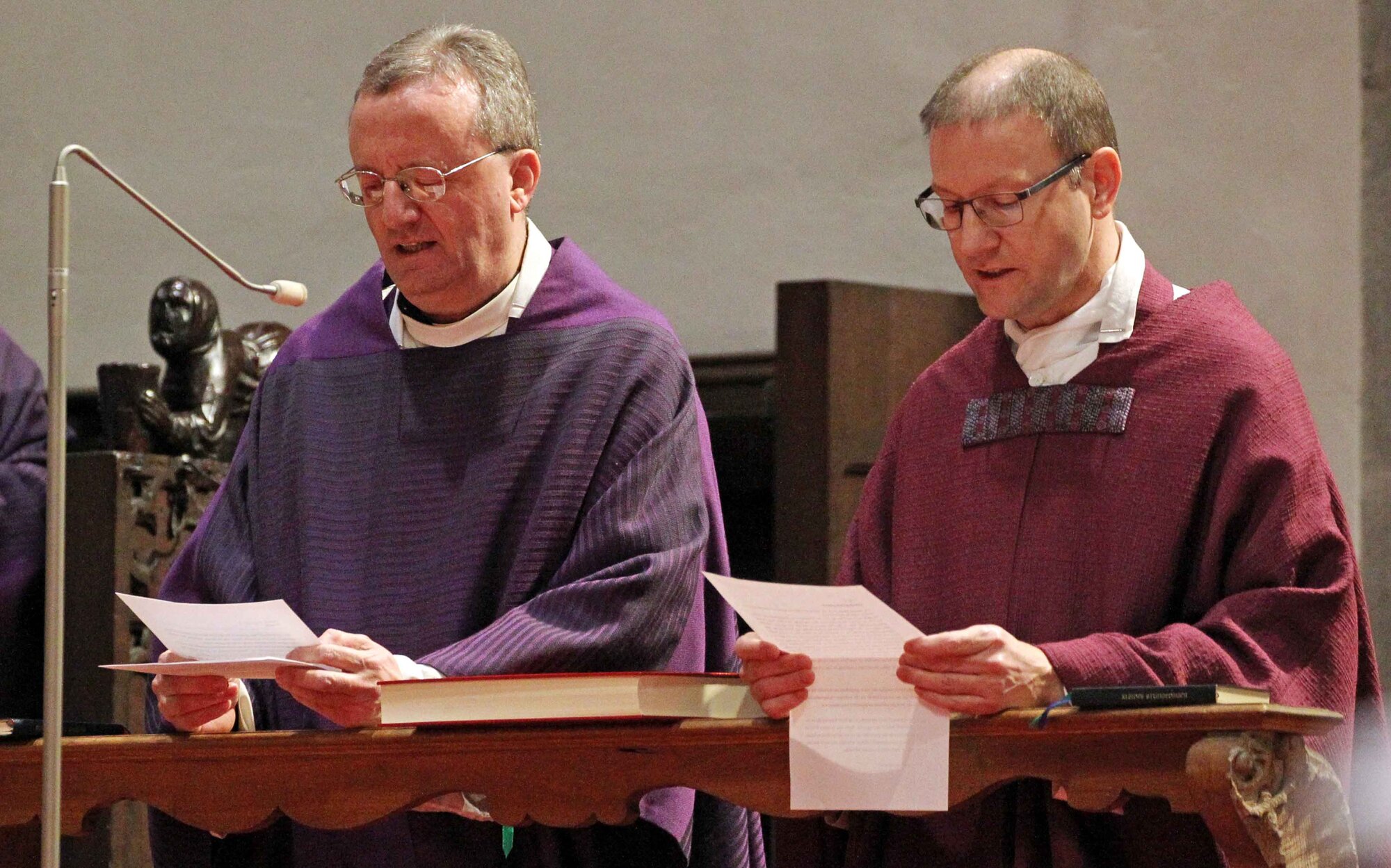 Domkapitular Perego und Domvikar Miesen beim Ablegen des Amtseids.