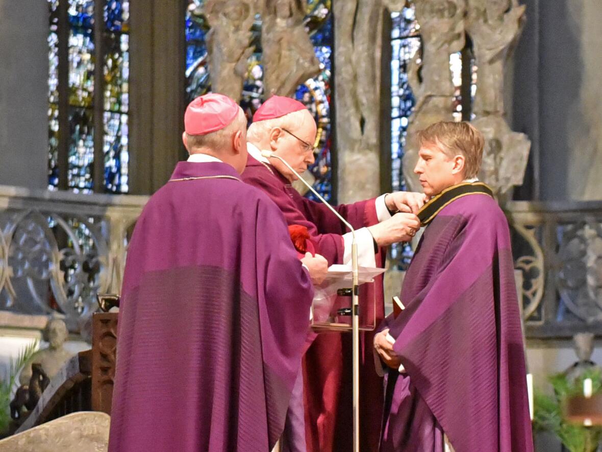 Bischof Konrad überreicht dem neuen Domkapitular Dr. Thomas Groll das Kapitelkreuz. (Fotos: Romana Kröling / pba)