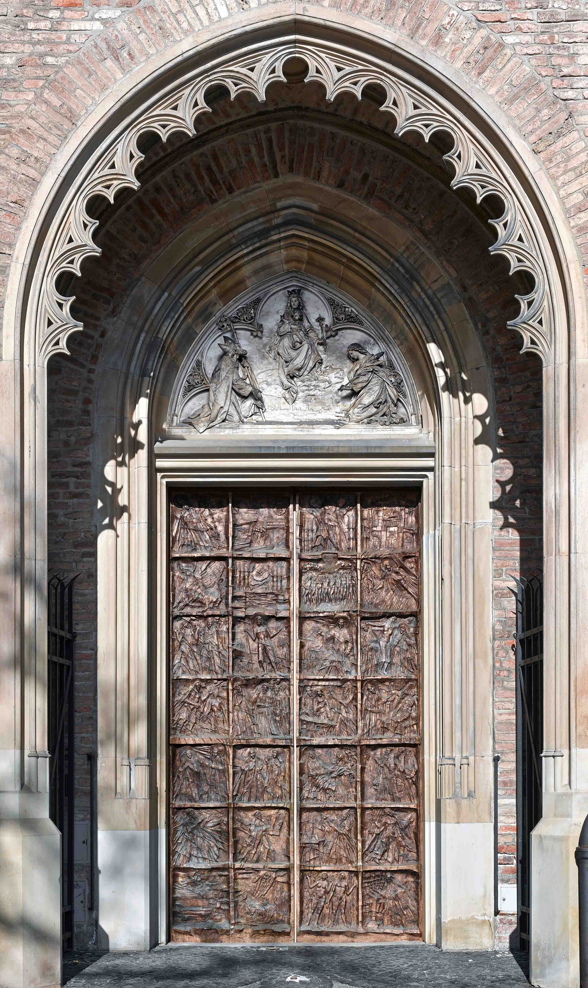 Durch das Bronzeportal zieht der liturgische Dienst ein. (Foto: Siegfried Wameser)