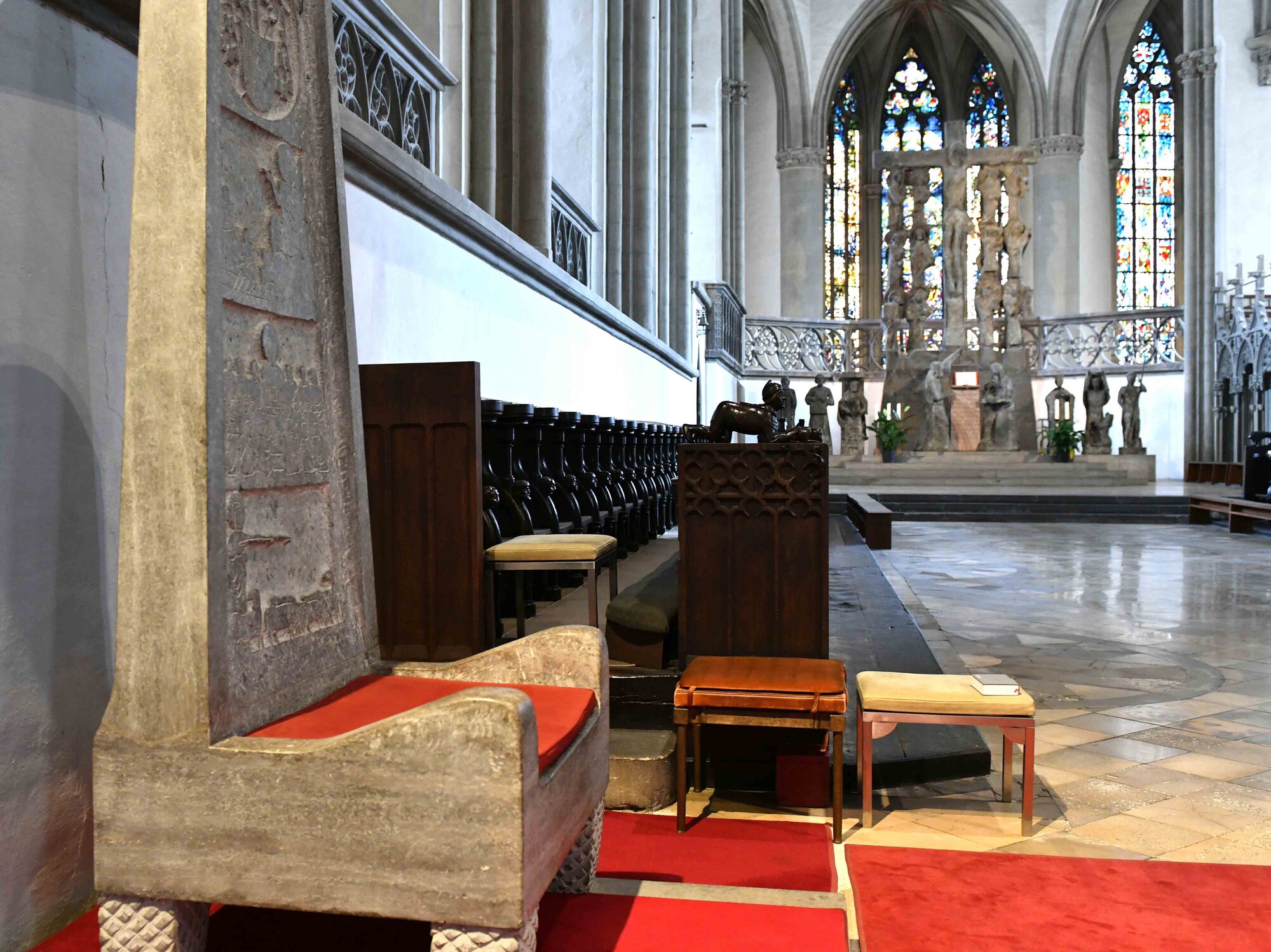 Die Kathedra im Hohen Dom zu Augsburg. (Foto: Nicolas Schnall / pba)