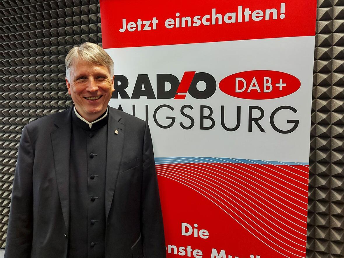 domkapitular-dr-thomas-groll-im-sonntagstalk-cappuccino-foto-radio-augsburg3781147