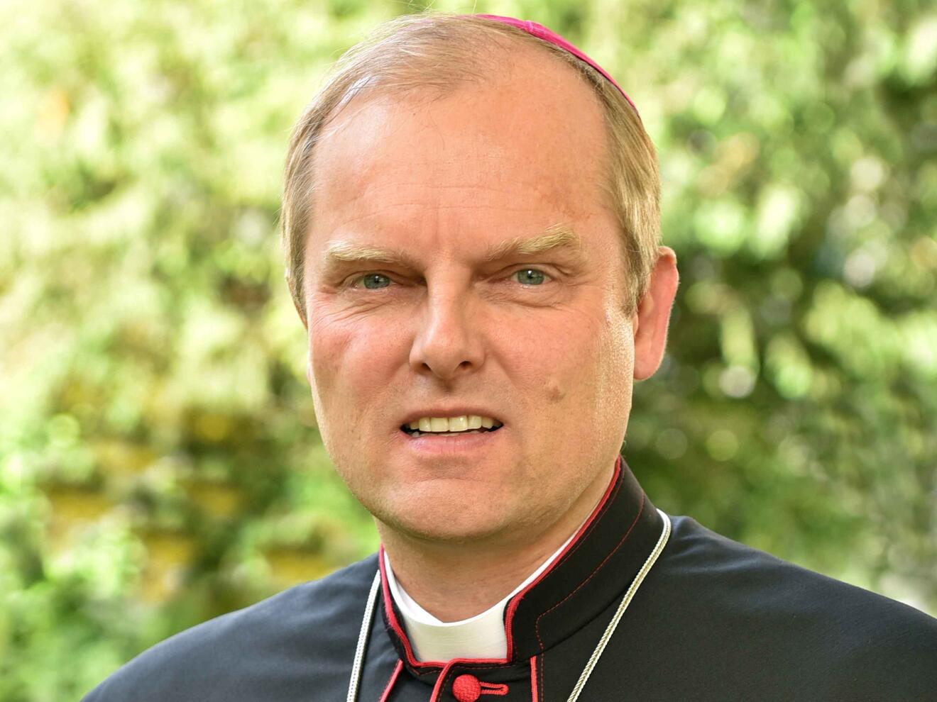 Vor den Pfingstferien feiert Weihbischof Florian Wörner einen Gottesdienst zusammen mit der Schulwerksfamilie. (Foto: Nicolas Schnall / pba) 