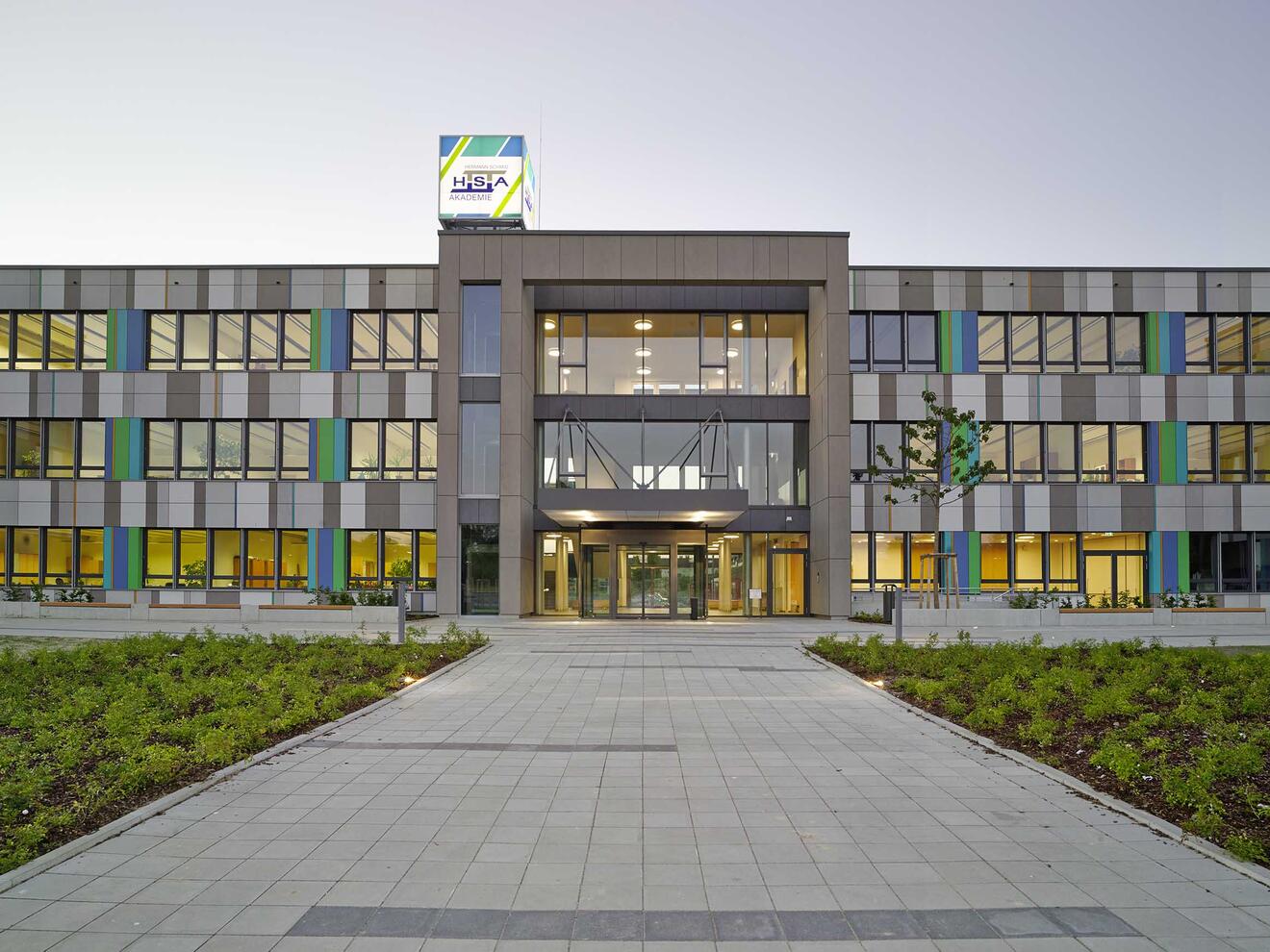 Außenaufnahme des Gebäudes der bisherigen Hermann-Schmid-Akademie. (Foto: Julia Schambeck)
