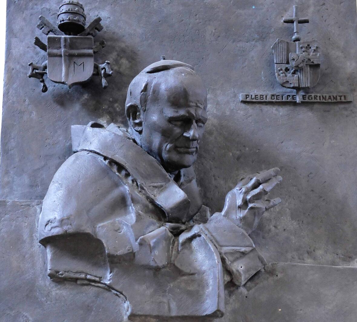 In der Basilika St. Ulrich und Afra in Augsburg erinnert ein Bronzerelief an den Besuch von Johannes Paul II.