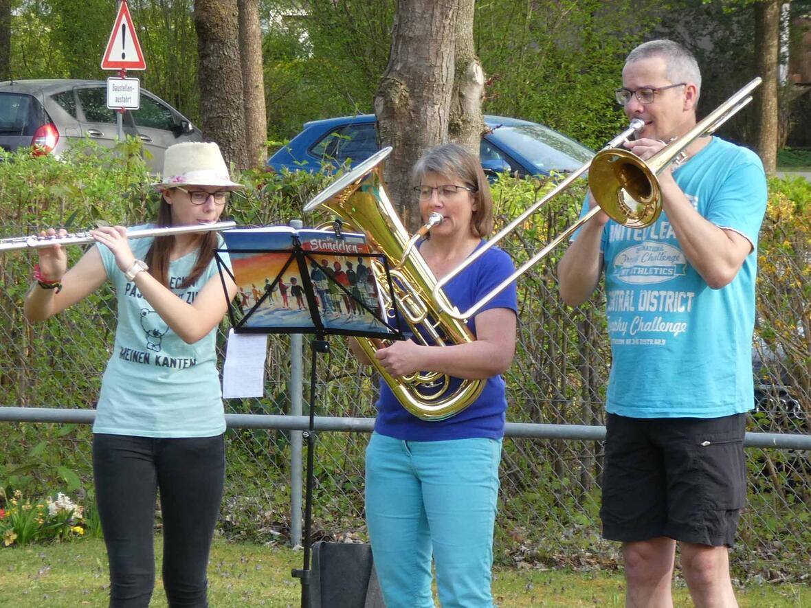 Ein Bläser-Trio vom Posaunenchor Königsbrunn überraschten die Bewohnerinnen und Bewohner des Caritas-Seniorenzentrums St. Hedwig mit ihrer Musik. (Foto: Caritas Seniorenzentrum St. Hedwig)