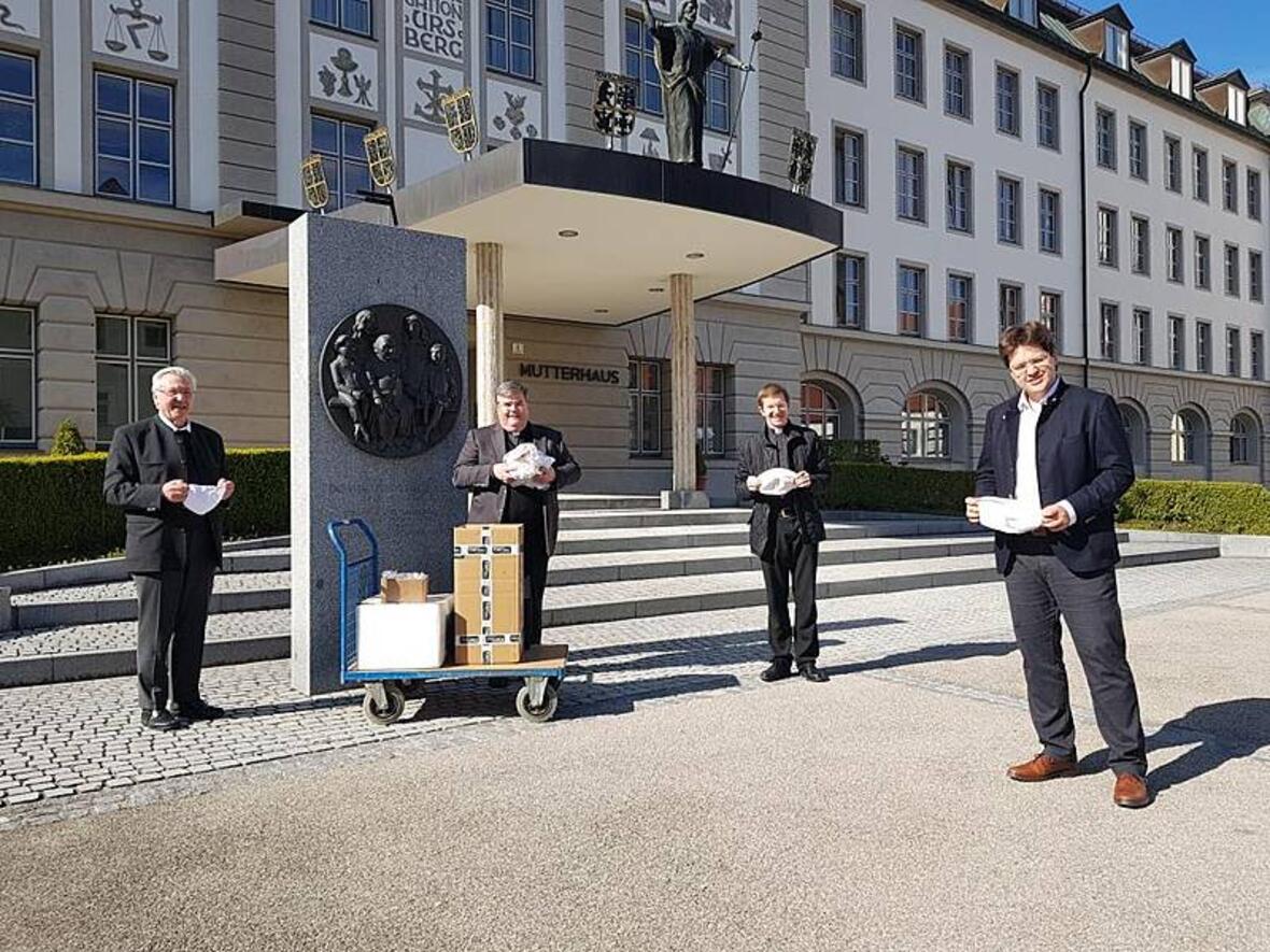 bei-der-uebergabe-von-1-000-mund-nase-abdeckungen-an-die-dioezese-augsburg-die-in-der-wfbm-des-dominikus-ringeisen-werks-drw-gefertigt-wurden-vln3742077
