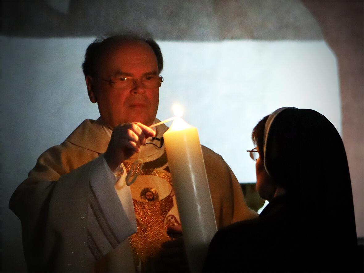 christus-ist-auferstanden-bischof-bertram-entzuendet-die-osterkerze-waehrend-der-feier-der-hl-osternacht-in-der-kapelle-des-bischofshauses-foto-a3735192
