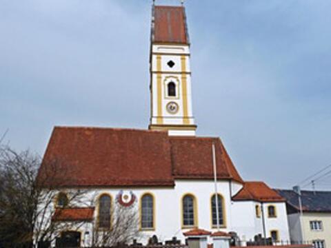 Die Pfarrkirche St. Peter und Paul in Petzenhausen. (Foto: BR)
