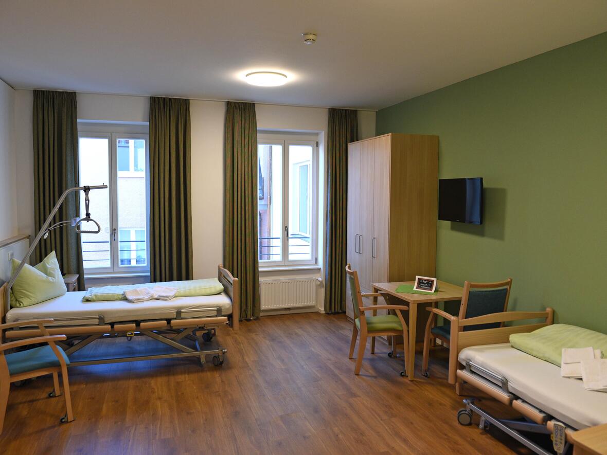 Foto: Im Seniorenheim St. Afra in Augsburg sind die Mitarbeiter/-innen auch in der Corona-Krise im vollen Einsatz. (Foto: Nicolas Schnall / pba)