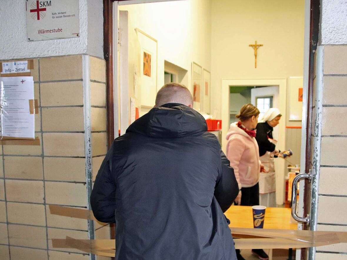 Dieser junge Mann ist dankbar dafür, dass er durch den SKM Augsburg ein Essenspaket und heißen Kaffee erhält. Auch seine Bitte um frische Socken wurde erfüllt. (Foto: Caritas Augsburg/Bernhard Gattner)