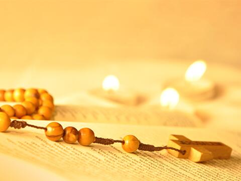 Gemeinsam Solidarität bekunden mit dem lichtreichen Rosenkranz (Foto: pixabay)