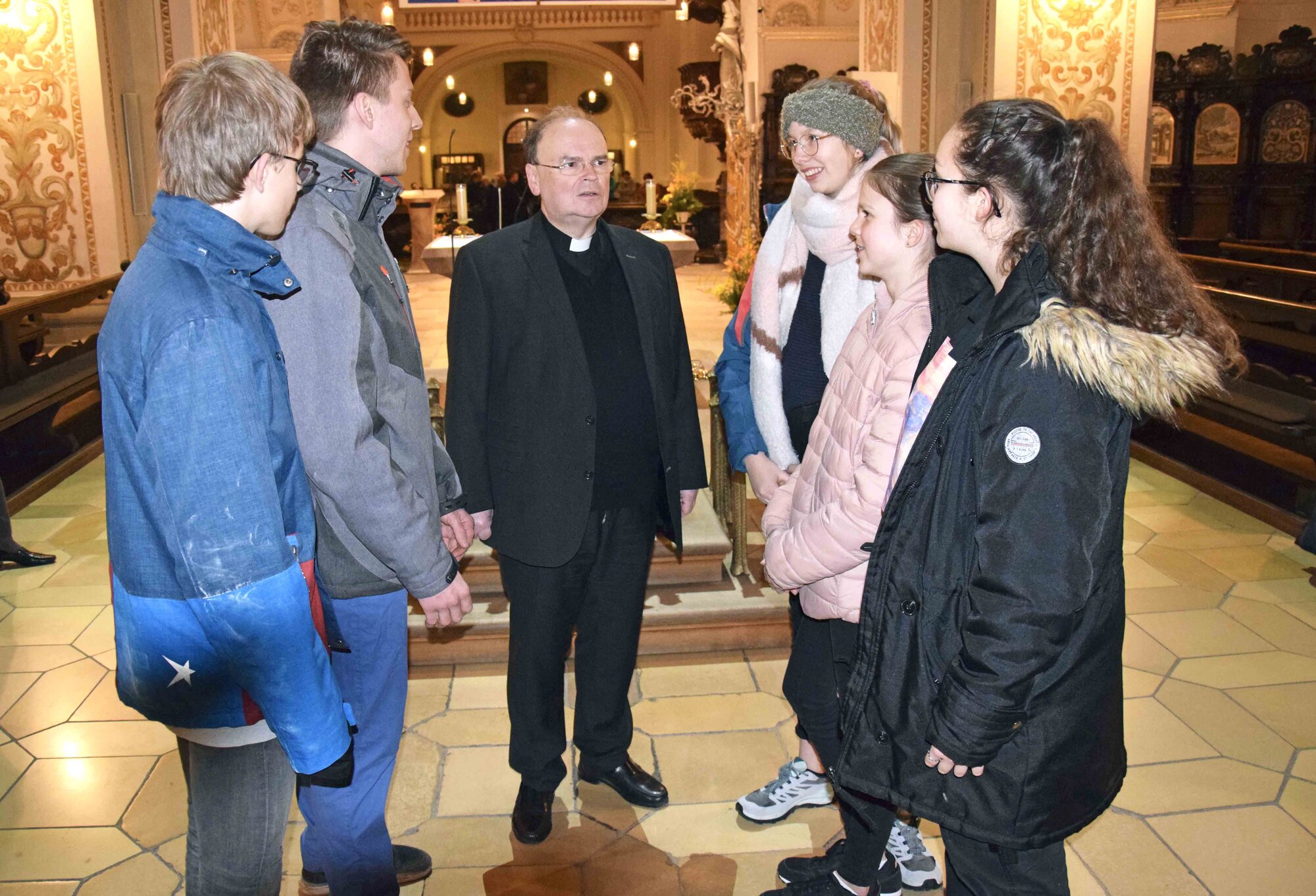 Der ernannte Bischof im Gespräch mit Ministranten von St. Lorenz.