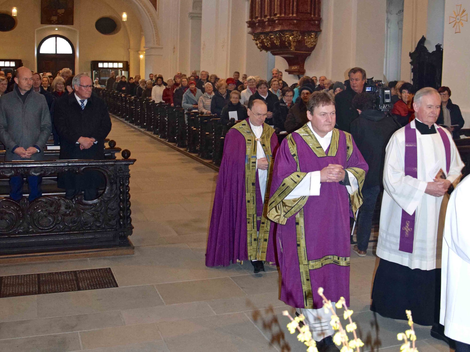 Prälat Dr. Bertram Meier zieht in die Basilika St. Lorenz ein. Vor ihm gehen Diakon Georg Lechleiter und Monsignore Dr. Bernhard Ehler (rechts).