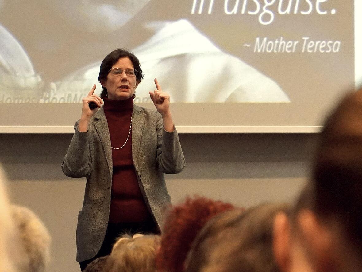 Sherry Weddell bei ihrem Vortrag vor 400 Interessierten. (Foto: Raphael Schadt / CREDO)