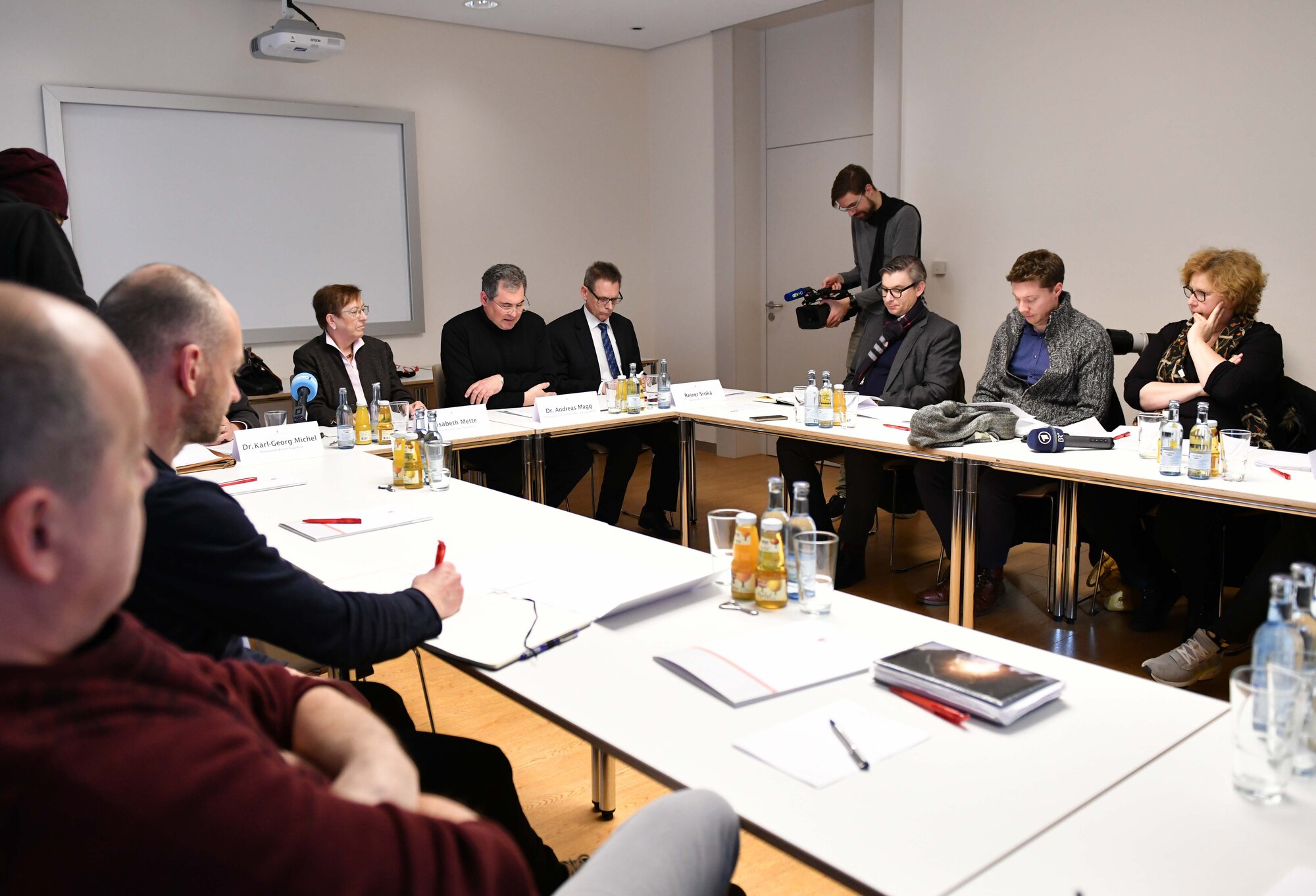 Vor Medienvertretern lud Frau Mette für die Projektgruppe in einem öffentlichen Aufruf ehemalige Heimkinder ein, von ihrer Leidensgeschichte zu berichten. (Foto: Maria Steber / pba)