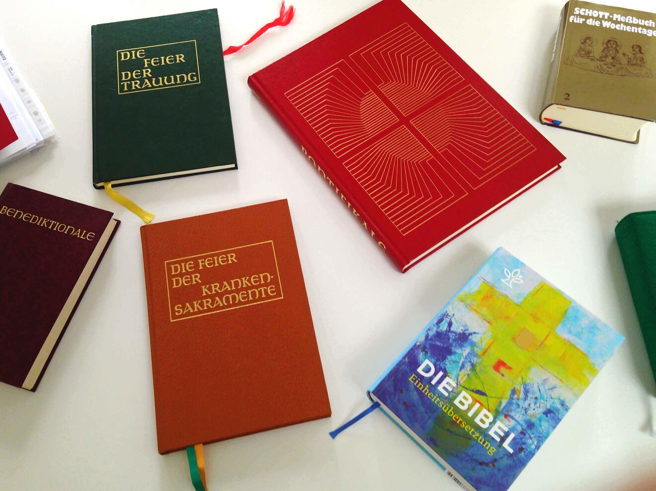 Die liturgischen Bücher spielen beim Kurs und in den Lehrbriefen eine wichtige Rolle. (Foto: Veronika Ruf)