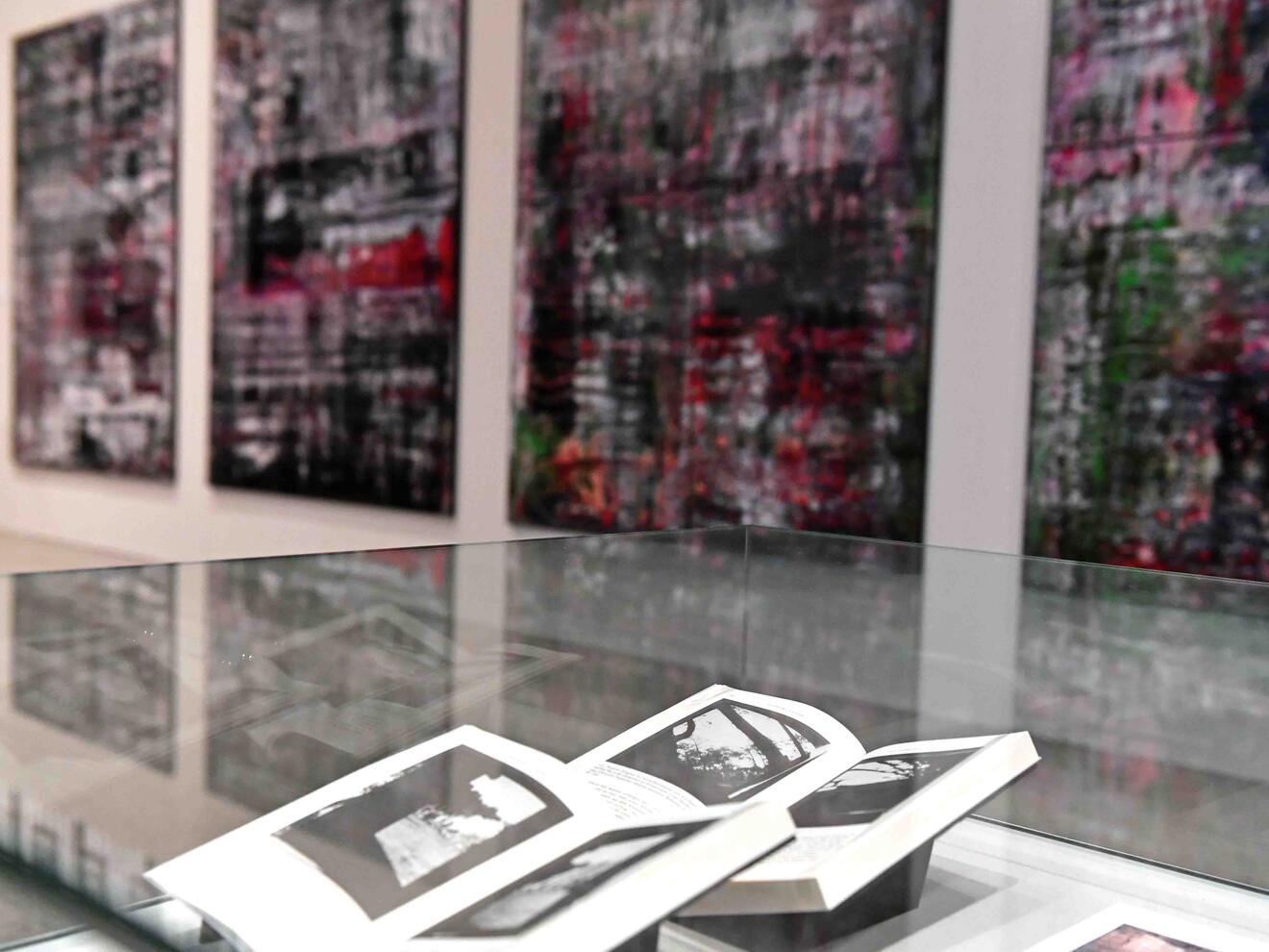 In einer Vitrine sind die vier Bilder über den systematischen Massenmord zu sehen, die den Ausgangspunkt für Gerhard Richters Zyklus Birkenau darstellten. (Fotos: Nicolas Schnall / pba)