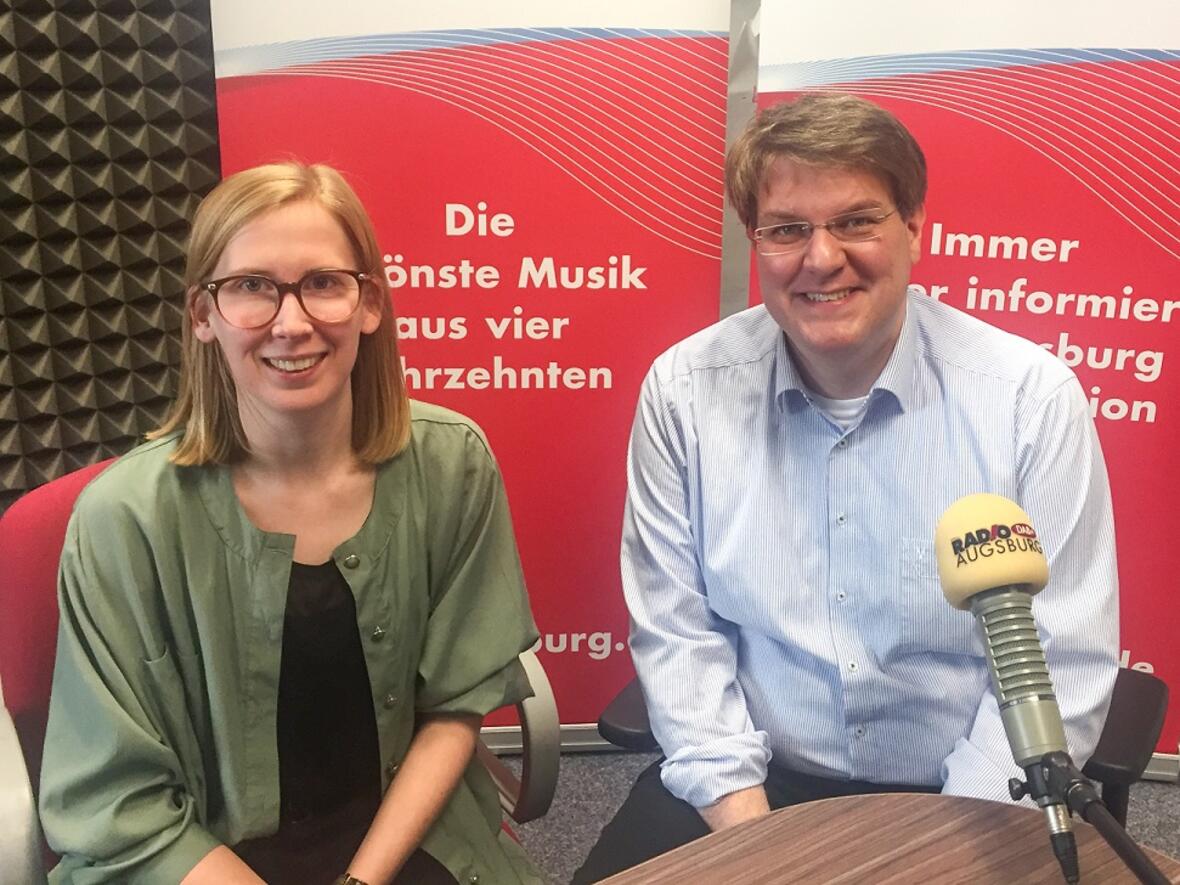 Moderatorin Katharina van der Beek im Gespräch mit Stadtpfarrer Pater Steffen Brühl. (Foto: SUV) 