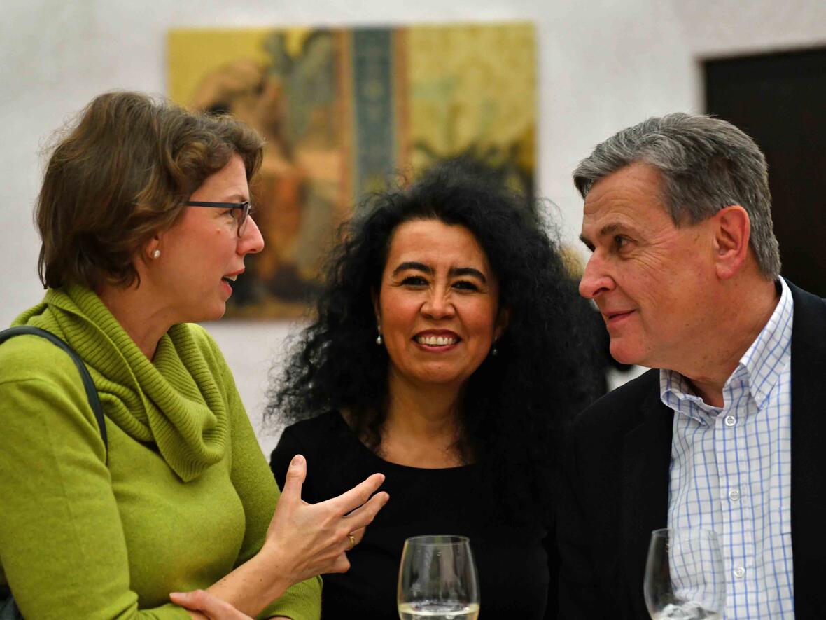 Angeregte Gespräche mit der chilenischen Künstlerin Lilian Moreno Sánchez (Mitte) bei der Vernissage im Haus St. Ulrich. (Foto: Julian Schmidt / pba)