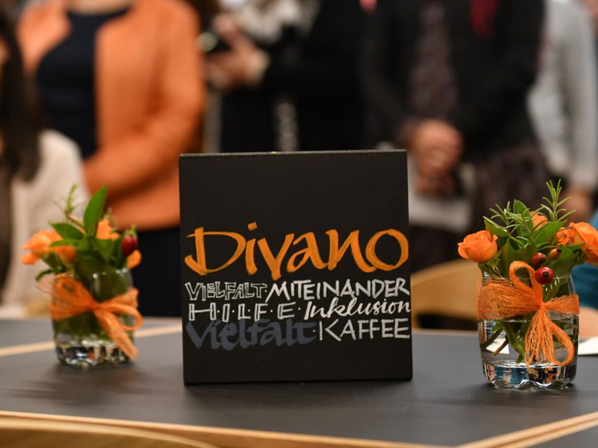 Das Divano im Friedberger Pfarrzentrum will ein Ort der Begegnung für alle Menschen sein (Foto: Julian Schmidt / pba)