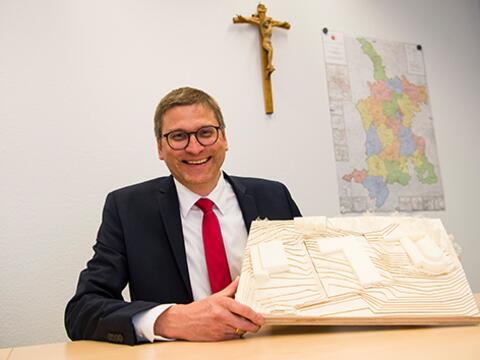 Günter Groll sieht das KiTA-Zentrum St. Simpert auf einem guten Weg. (Foto: Schmid Media)