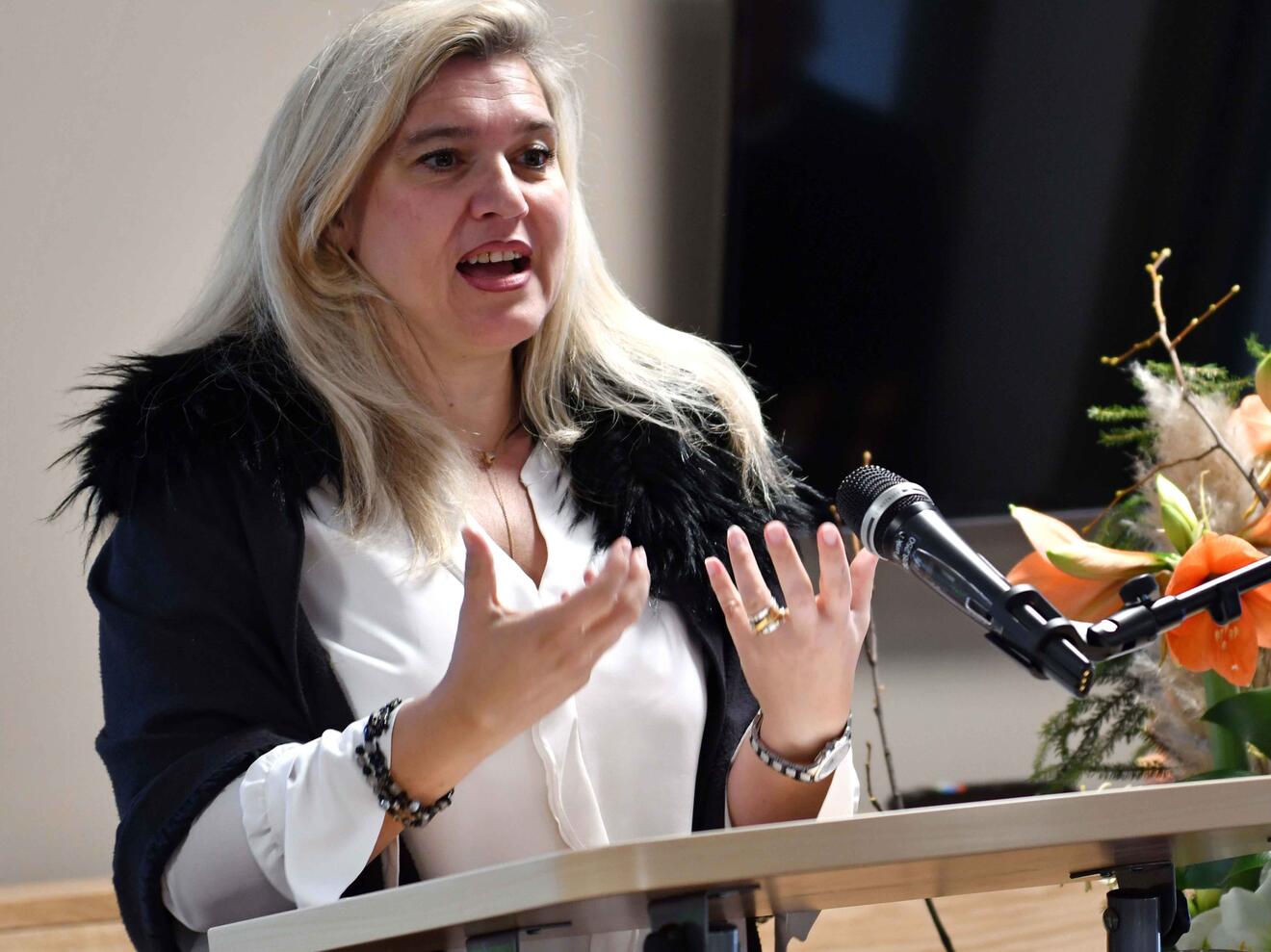 Die bayerische Staatsministerin Melanie Huml hält den Festvortrag zur Wiedereröffnung des Seniorenheims St. Afra. (Foto: Nicolas Schnall / pba)