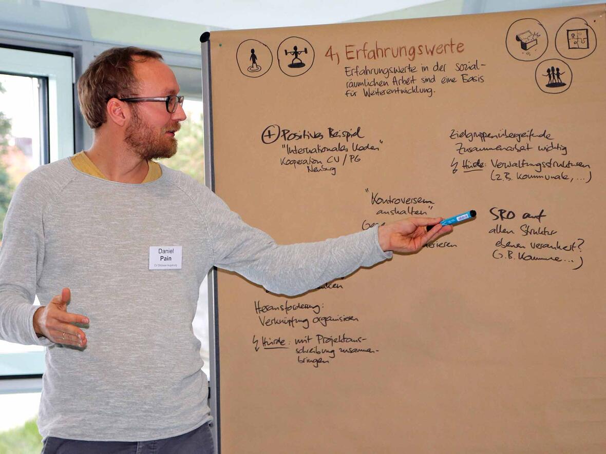 Impulstag Sozialraumorientierung mit Daniel Pain, verantwortlich für die Gemeindecaritas des Augsburger Diözesan-Caritasverbandes. (Foto: Caritas Augsburg / Bernhard Gattner)