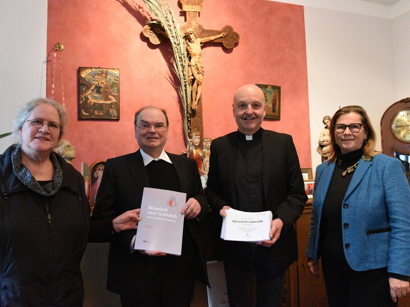 Heute wurde das Bläserheft Diözesanadministrator Prälat Dr. Bertram Meier vorgestellt: (v.l.) Domorganistin Claudia Waßner, Diözesanadministrator Prälat Dr. Bertram Meier, Pater Stefan Kling, Leiter des Amts für Kirchenmusik und Prof. Dr. Gerda Riedl, Leiterin der "Hauptabteilung VI: Grundsatzfragen". (Foto: Daniel Jäckel / pba).  