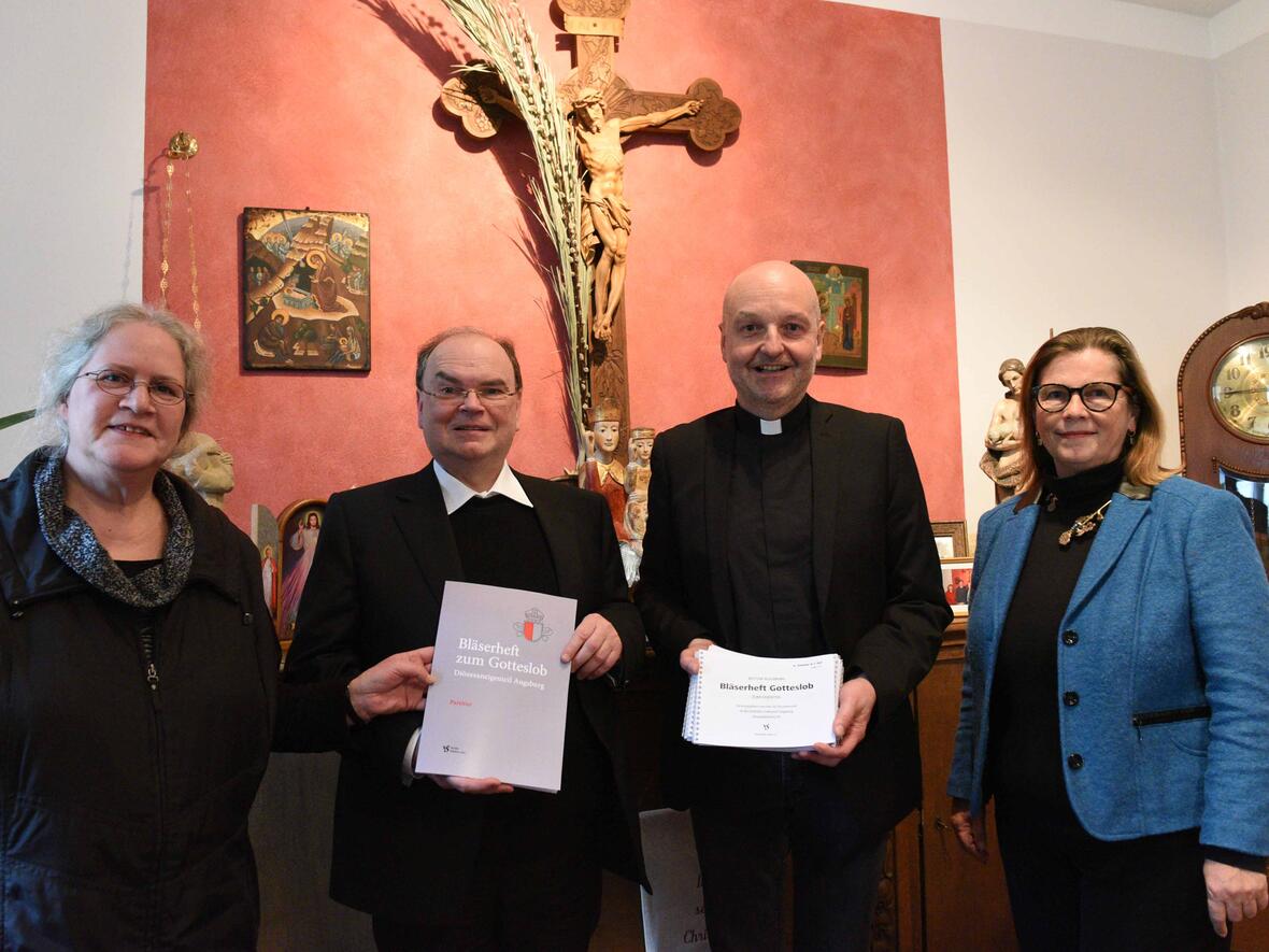Heute wurde das Bläserheft Diözesanadministrator Prälat Dr. Bertram Meier vorgestellt: (v.l.) Domorganistin Claudia Waßner, Diözesanadministrator Prälat Dr. Bertram Meier, Pater Stefan Kling, Leiter des Amts für Kirchenmusik und Prof. Dr. Gerda Riedl, Leiterin der "Hauptabteilung VI: Grundsatzfragen". (Foto: Daniel Jäckel / pba).  