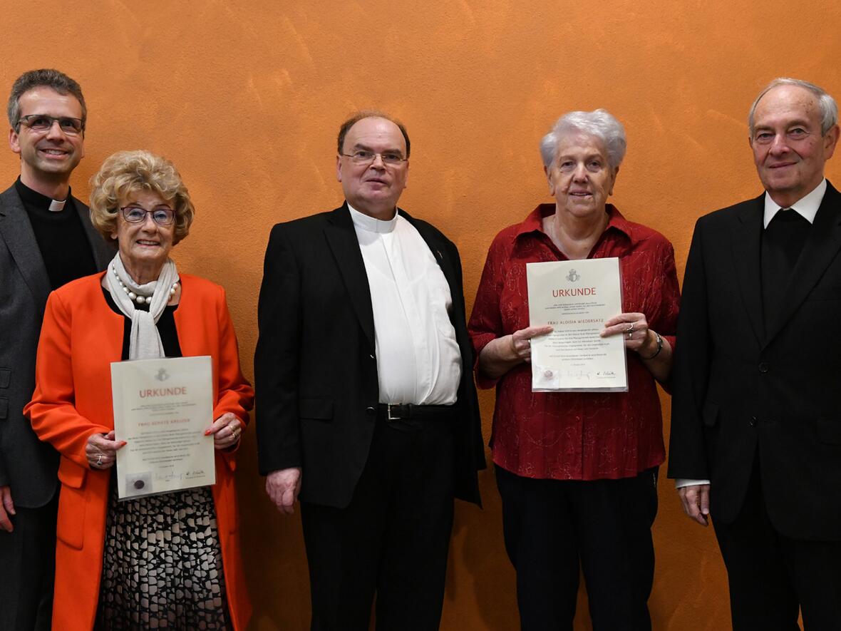 Das Bild zeigt die Geehrten Luise Wiedersatz (2.v.r.) und Renate Kreuzer (2.v.l.) gemeinsam mit Diözesanadministrator Prälat Dr. Bertram Meier (Mitte), Domkapitular Armin Zürn (links) und Domkapitular i.R. Monsignore Franz-Reinhard Daffner (rechts). (Foto: Daniel Jäckel / pba)