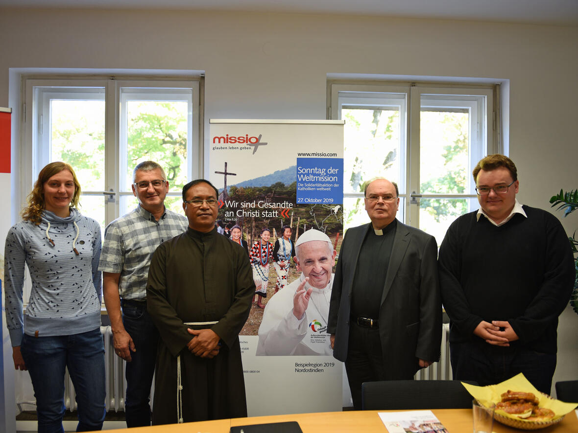 V.l.n.r.: Maria John (missio), Anton Stegmair (Leiter Abteilung Weltkirche), Br. Collinsius Wanniang CMSF, Diözesanadministrator Dr. Bertram Meier, Dr. Peter Frasch (Referent Abteilung Weltkirche) (Foto: Julian Schmidt / pba)
