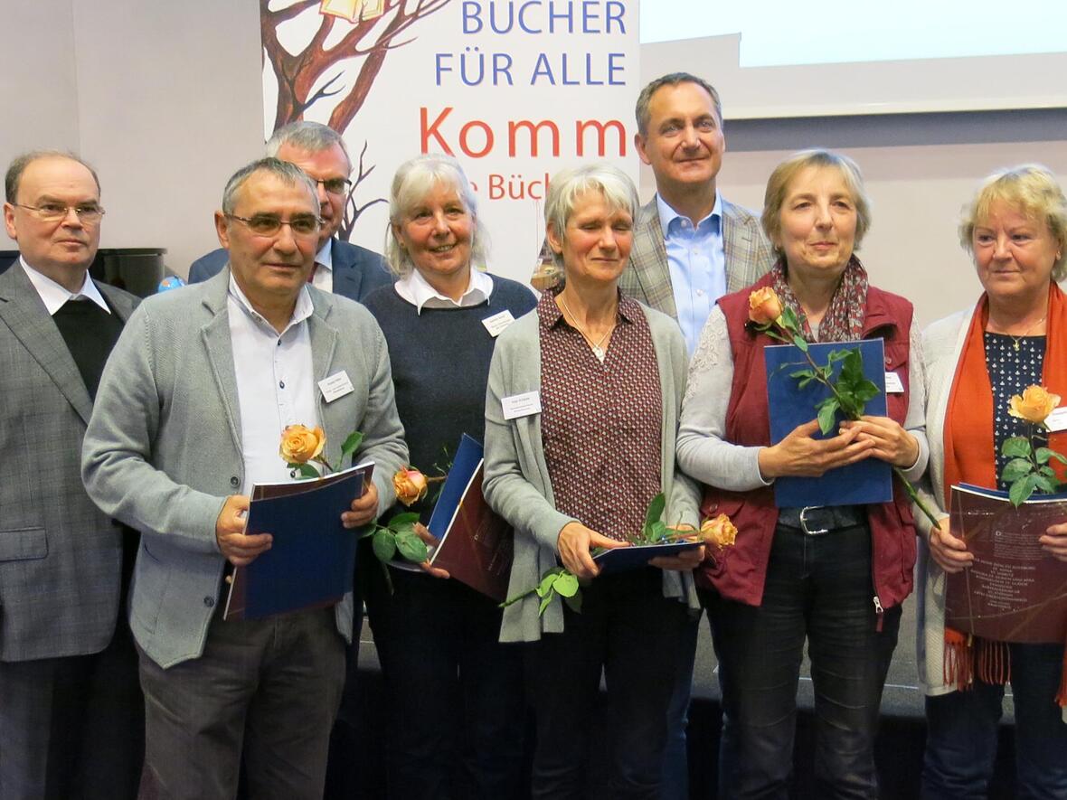 Diözesanadministrator Prälat Dr. Bertram Meier, Diözesanbibliothekar Peter Hart und Stefan Eß, Direktor des Landesverbandes des Sankt Michaelsbundes (hinten von links) mit den fünf geehrten Büchereimitarbeitern (von links): Roland Miller, Gabriele Scholl, Anja Schädle, Gabriele Mayr und Elisabeth Müller. Foto: St. Michaelsbund