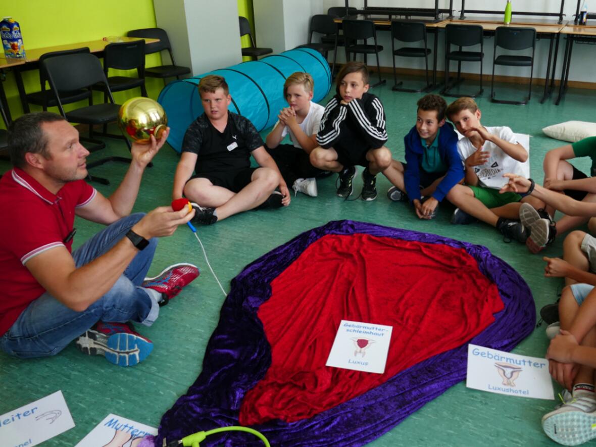 Gespannt hören die Schüler Referent Simon Lützkendorf zu. Das Projekt ist ihm wichtig: „Wir versuchen, Werte an Kinder und Jugendliche weiterzugeben, in einer Zeit, in der sie durch Medien oft negativ beeinflusst sind.“ (Foto: Katholische Sonntagszeitung / Lydia Schwab)