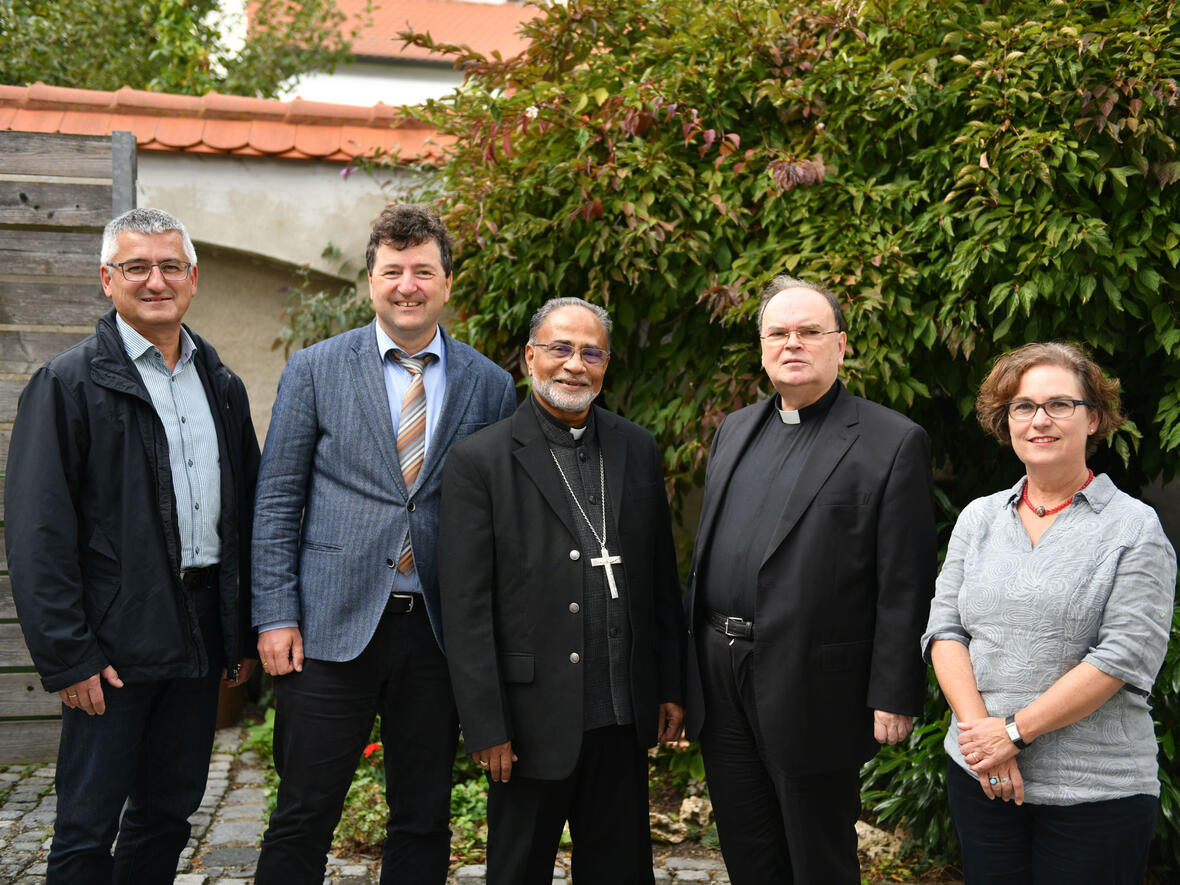 (v.l.) Anton Stegmair, Leiter der Abteilung Weltkirche, 3. Bürgermeister Dr. Stefan Kiefer, Bischof Thomas Thuruthimattam CST, Diözesanadministrator Dr. Bertram Meier und Projektreferentin Andrea Decke (Foto: Julian Schmidt / pba).