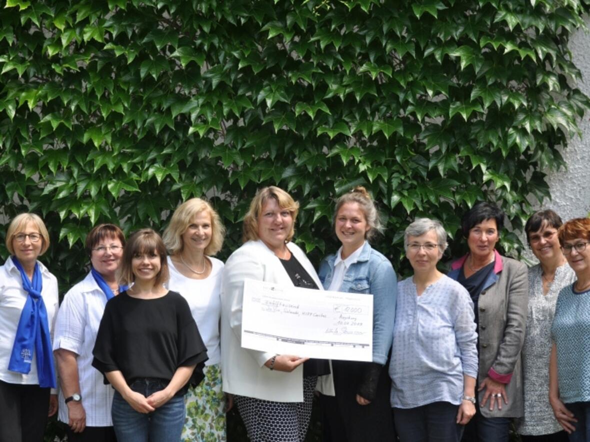 frauenbund-grossspende-fuer-hilfsprojekte3553365