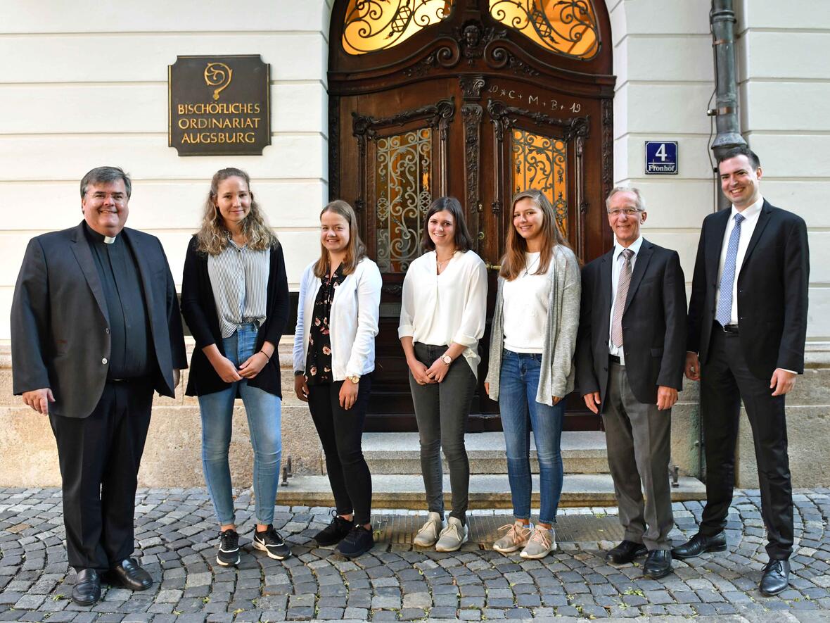 Neue Auszubildende im Bischöflichen Ordinariat zusammen mit den Personalverantwortlichen. (Foto: Nicolas Schnall / pba)